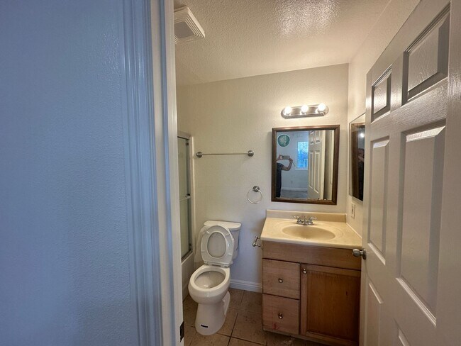 Building Photo - Available Now! 3 bed/ 2 bath condo