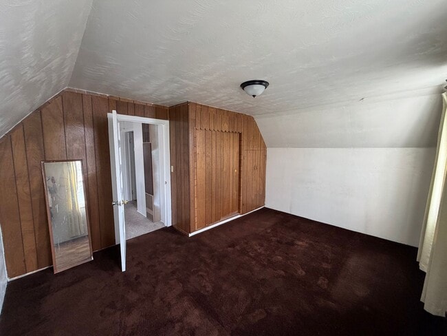 Building Photo - Clean, Updated Home with Large Yard in Klamath Falls