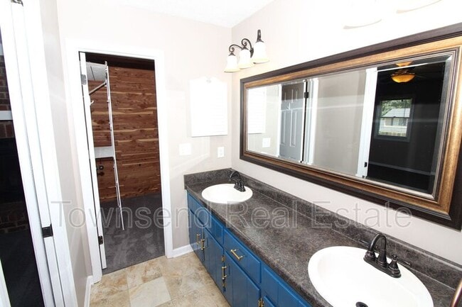 Building Photo - 5827 Hibernia Dr