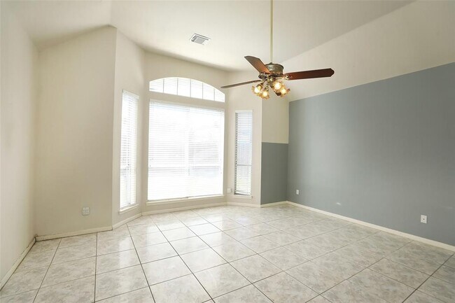 Building Photo - 10511 N Shadowdale Dr