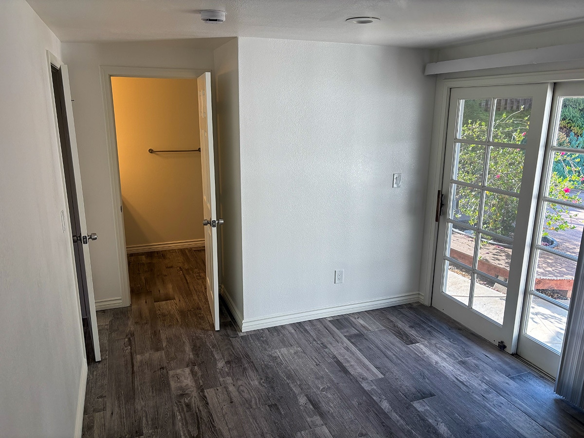 Bedroom with view of garden - 2950 Berkeley Rd