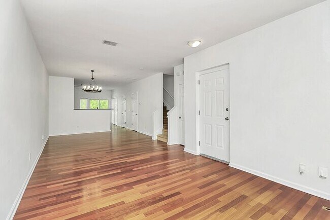 Building Photo - Spacious 2BD/2.5BA Condo in NODA!