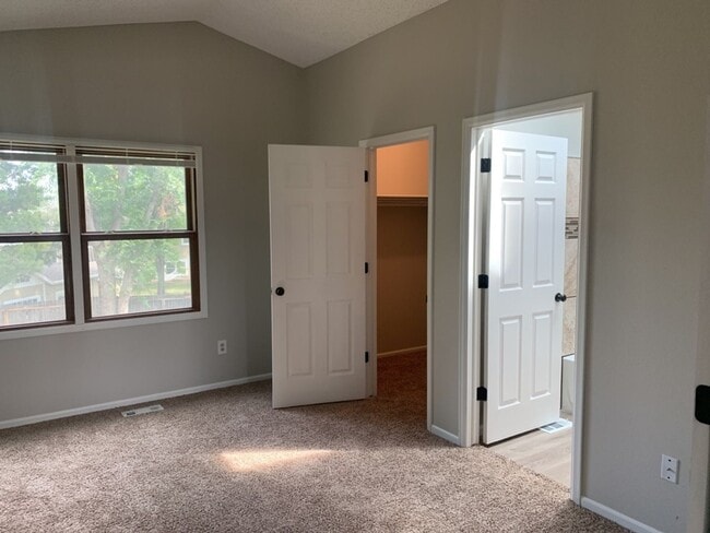 Building Photo - Spacious Tri-Level Home in Southwest Ft. C...