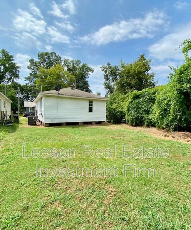 Building Photo - 537 Wyche St