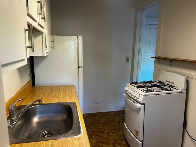 Building Photo - 222 Douglas Ave