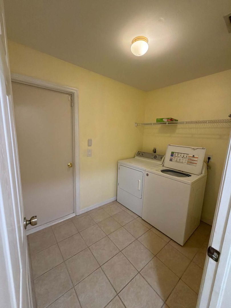 Building Photo - Inviting 3/2 Pool Home With Spacious Lanai and Modern Kitchen