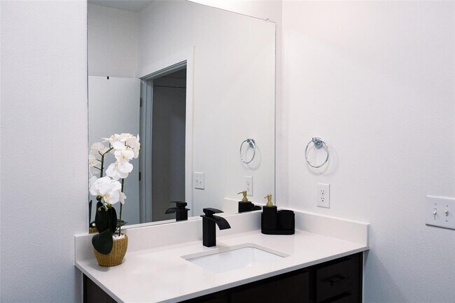 Building Photo - 2505 Thornton Rd