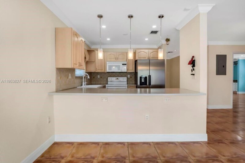 Building Photo - 4370 SW 82nd Ave