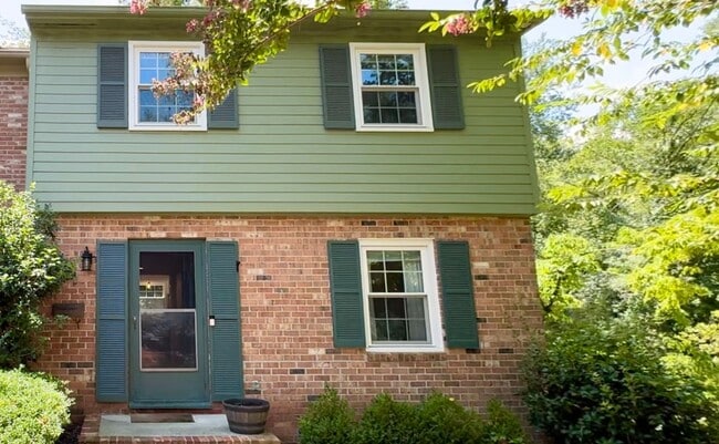 Primary Photo - Close to Stonefield Shopping, UVA and walk...