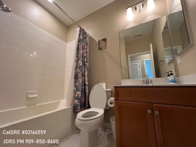 Building Photo - Bellflower Furnished 3 Bedroom Townhouse