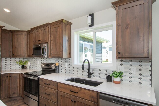Building Photo - 4 Bed 3 Bath Single Family Home