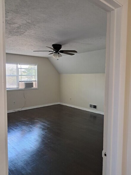 Building Photo - 1303 Leacrest Dr