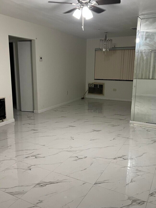 Building Photo - 911 S B St