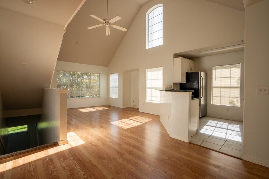 Building Photo - 9053 Lee Vista Blvd