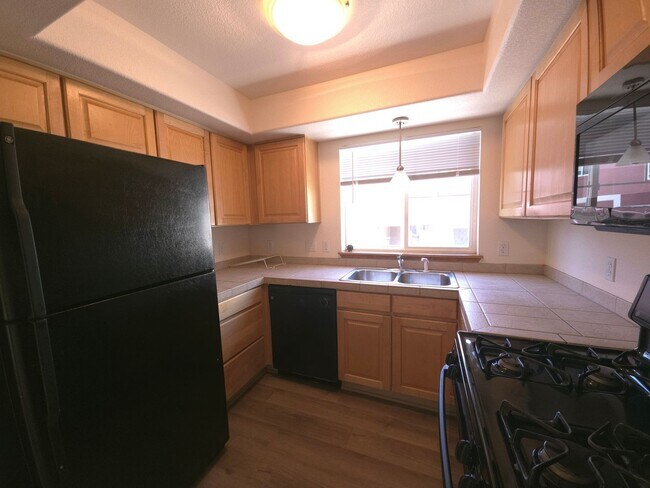 Building Photo - Covered parking? covered private deck? Dakota Ridge 2 Bedroom 2.5 Bath Condo