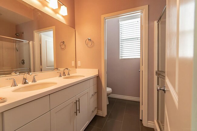 Building Photo - 225 Royal Glen