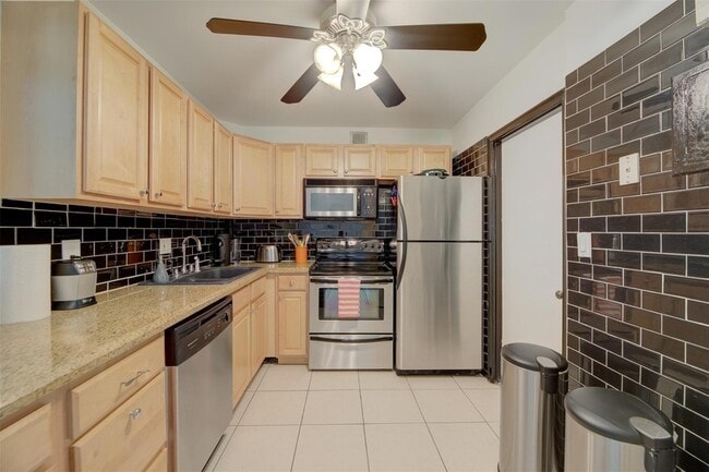 Building Photo - 1950 N Andrews Ave