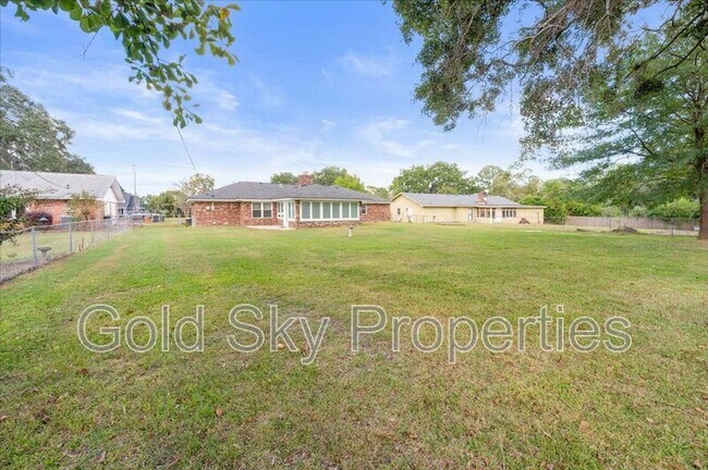 Building Photo - 210 Pine Grove Dr