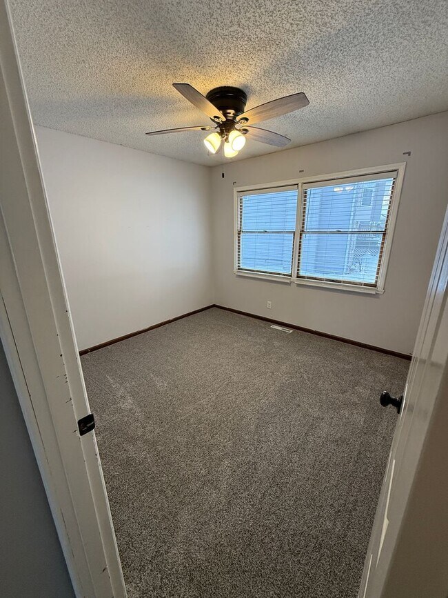 Building Photo - Welcome to this charming 3-bedroom, 2-bathroom home located in the heart of East Grand Forks, MN.