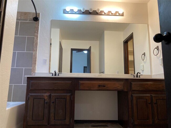 Building Photo - 405 Rhoades Ct