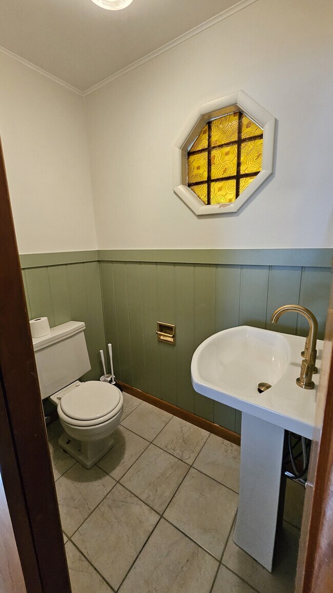 Building Photo - 509 S Swain Ave