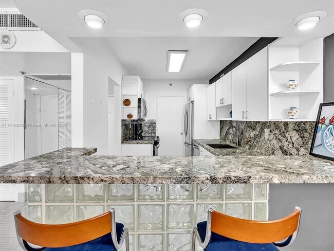 Building Photo - 100 Lincoln Rd