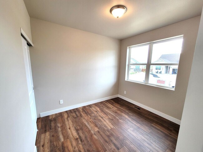 Building Photo - Newly constructed 3-bed/2-bath single-leve...