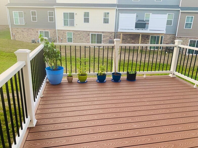 Building Photo - 325 Helenium Dr