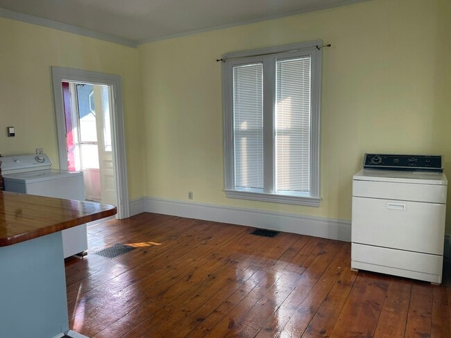 Primary Photo - 102 Market St