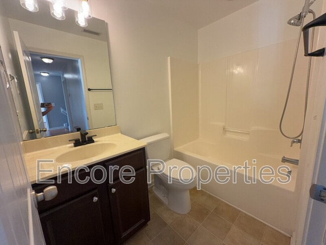 Building Photo - 912 Custom Oak Ln