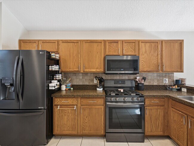 Building Photo - "Charming 3-Bed, 3-Bath Haven with 1810 Sq...