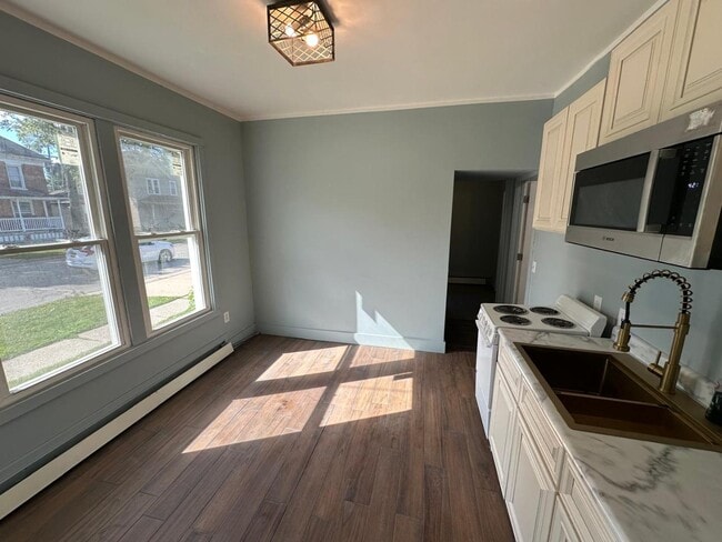 Building Photo - 420 Emmet St