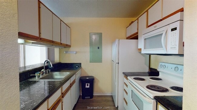 Building Photo - 523 Southwest Pkwy