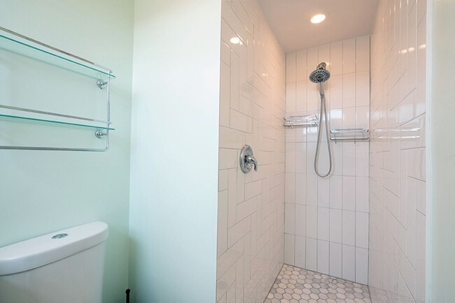 Building Photo - Charming Three Bedroom 2 Bath Home with Spacious Backyard for Entertaining!