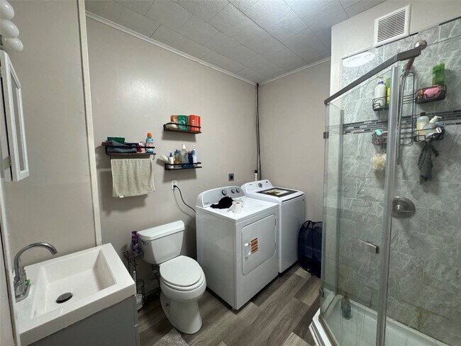 Building Photo - 44 Leroy St