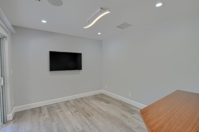 Building Photo - 88 SW 10th Dr