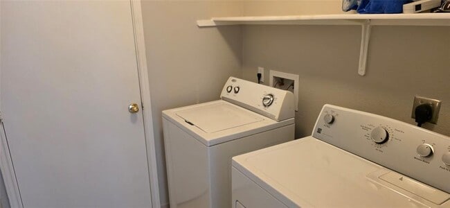 Building Photo - 1304 Anna Palm Way