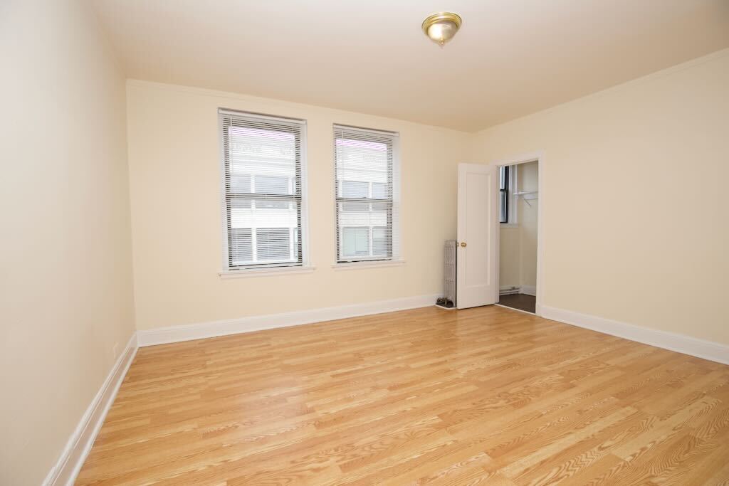Building Photo - 3335 W Diversey Ave