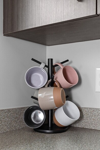 Building Photo - 1125 E 10th St