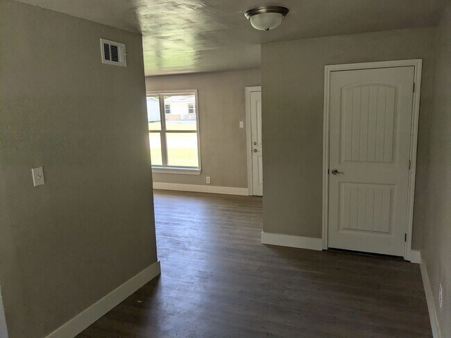 Building Photo - 2517 Goliad St