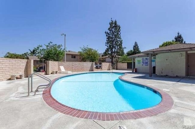 Building Photo - Beautifully remodeled 2 bed, 1 bath Condo!