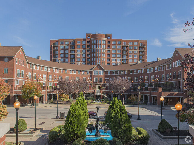 Crescent Centre luxury apartments in Downtown Louisville, Kentucky - Crescent Centre