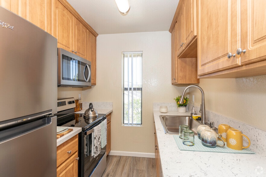 2BR, 2BA - 810SF - Gold Coast Apartments *$1,000 Off*