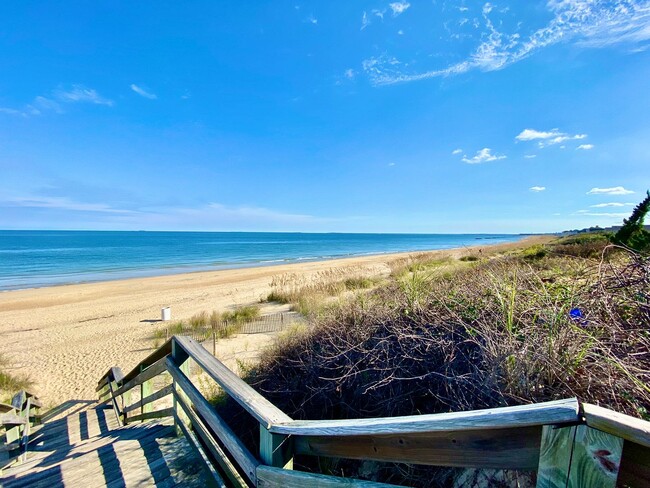 Building Photo - Cozy Cottage By The Sea!  3/2 Available 11...