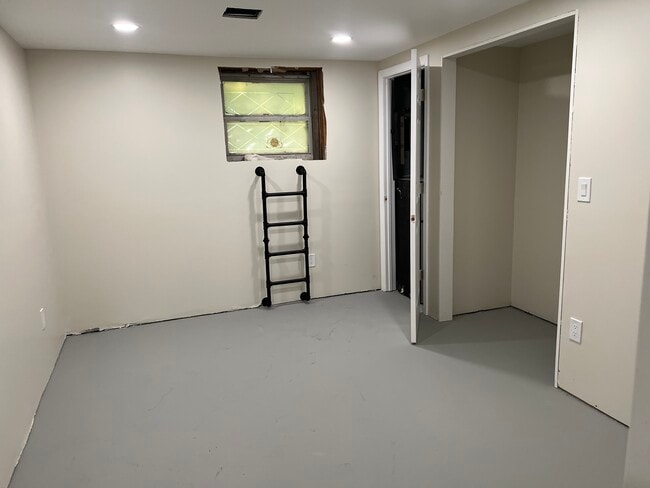 Building Photo - 31 Beach Ln