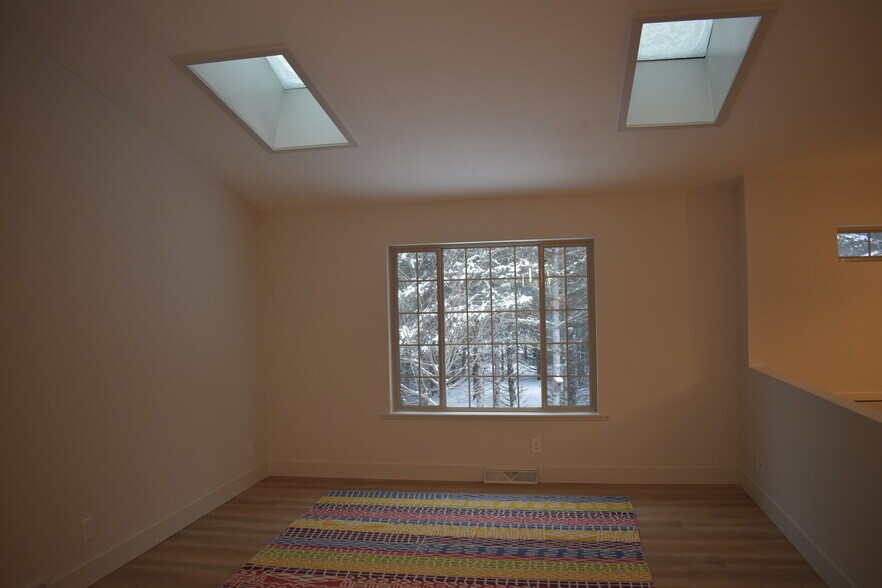 Building Photo - 6587 Rolling Hills Dr