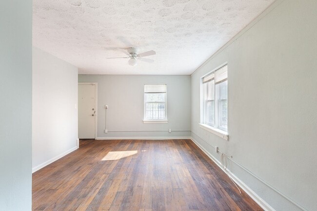 Building Photo - Spacious 3bd/2ba On Quiet Street Minutes F...