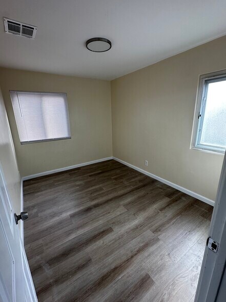 Building Photo - 2132 W 104th St