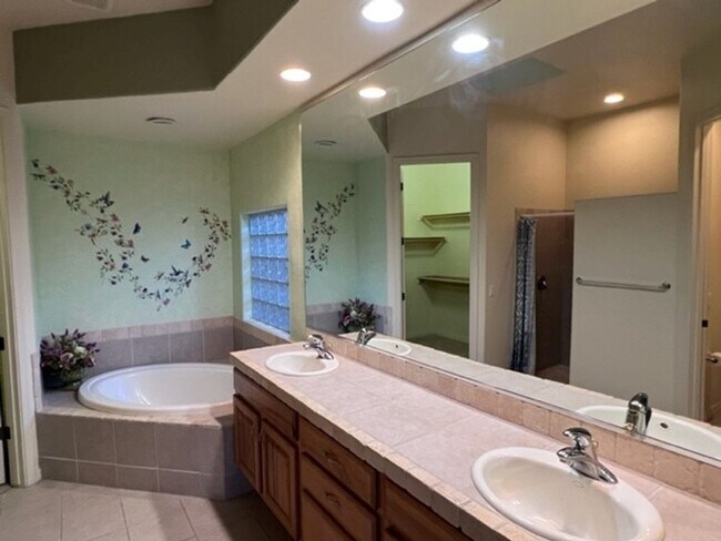 Building Photo - 3 Bed 2 Bath Golf Gated Community Pet Friendly,Boat Garage. Bullhead Parkway