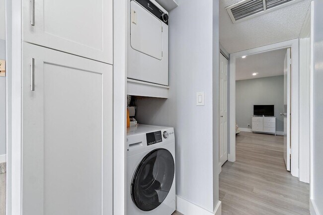 Building Photo - 1605 S US Hwy 1